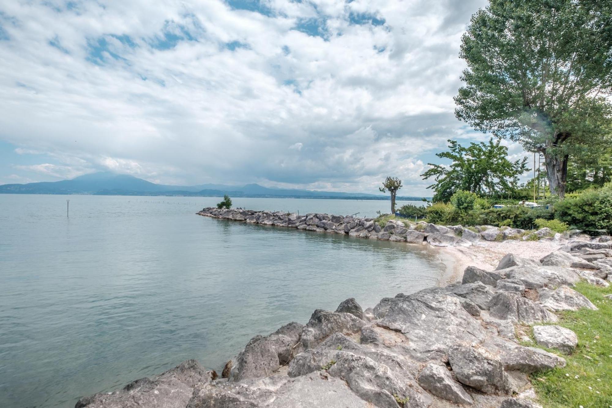 Casa Lugana 9 - Monolocale Con Piscina Fronte Lago Sirmione Dış mekan fotoğraf